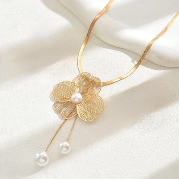 Zara Jewelry - ⚜️ Elegant Gold Floral Necklace with Pearls